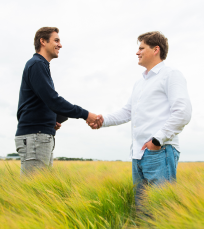 Dennis en Jesper hand schudden