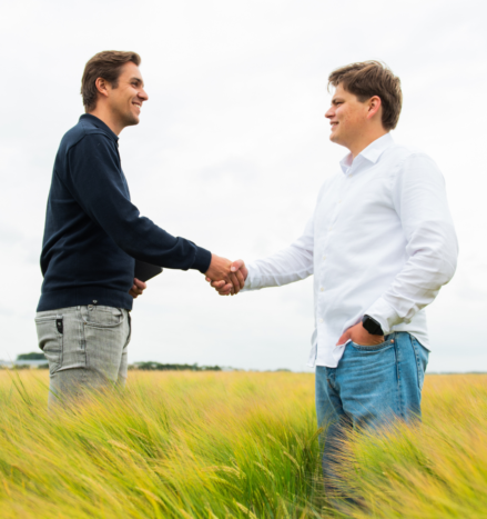 Dennis en Jesper hand schudden